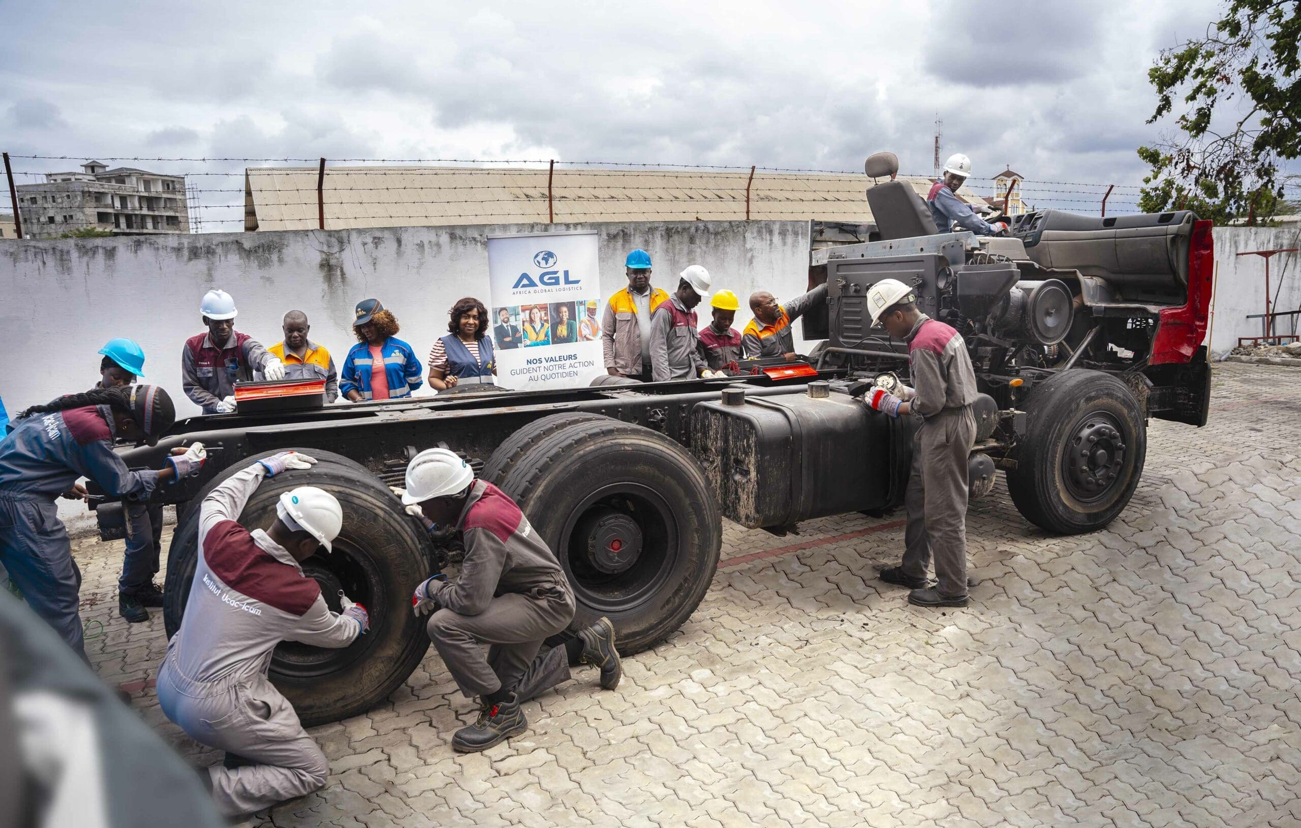 AGL Congo offre un tracteur routier aux tudiants pour soutenir