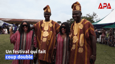 Dans le sud-ouest du Nigeria, des centaines de personnes assistent à un festival annuel organisé pour honorer les jumeaux à Igbo-Ora, ville qui s'est auto-désignée la "capitale mondiale des jumeaux".