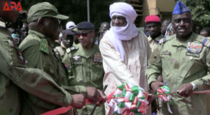 Adieu l’avenue du Général-de-Gaulle et la place de la Francophonie : le régime militaire au pouvoir au Niger a débaptisé mardi 15 octobre plusieurs endroits historiques de la capitale, Niamey, portant jusqu’ici des noms évoquant la France, ancienne puissance coloniale, à laquelle ils ont tourné le dos. Au pas de charge, sur fond de musique militaire, plusieurs cadres de la junte ont arpenté les artères de la ville pour célébrer les nouveaux noms.