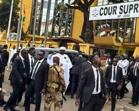 Guinée : Doumbouya officialise sa candidature à la présidentielle