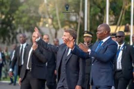 Macron accueilli en grande pompe en visite officielle à Libreville