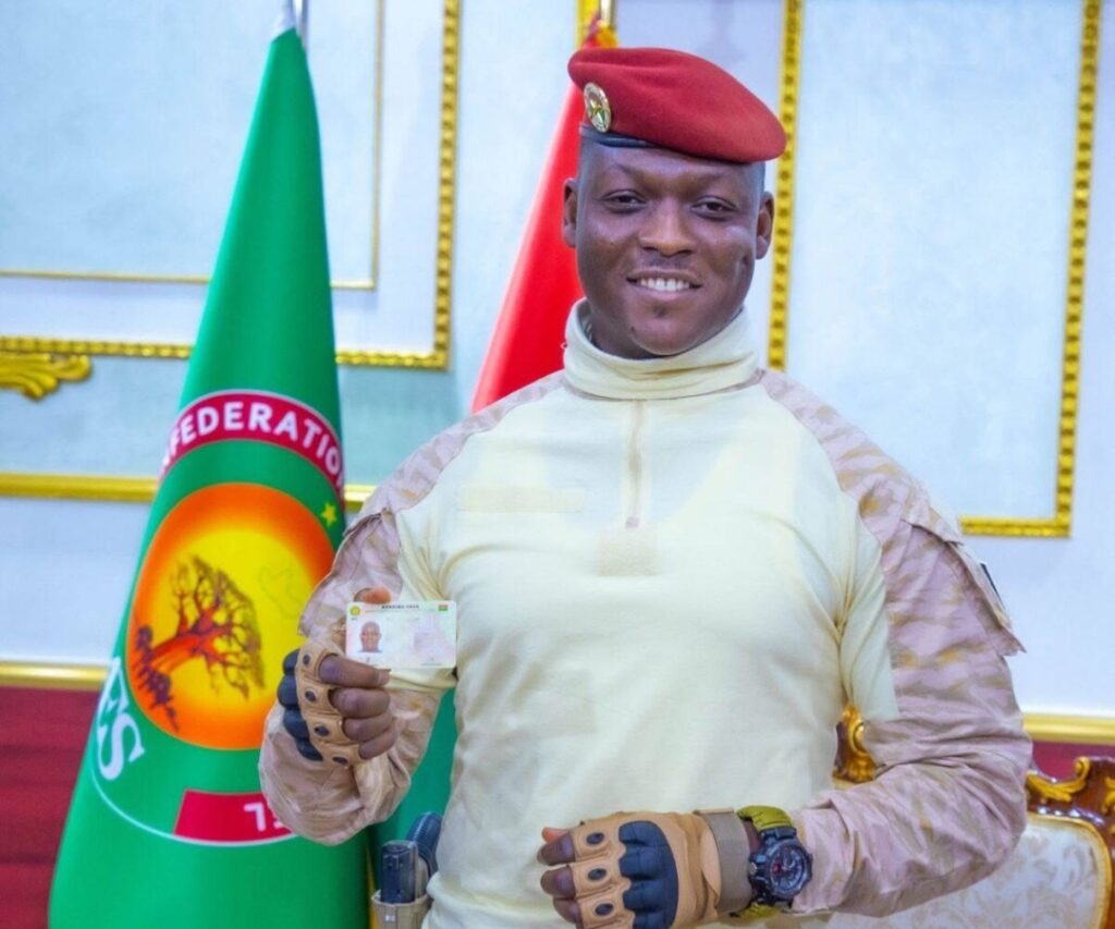 Ibrahim Traoré reçoit sa Carte d’identité biométrique de l’AES