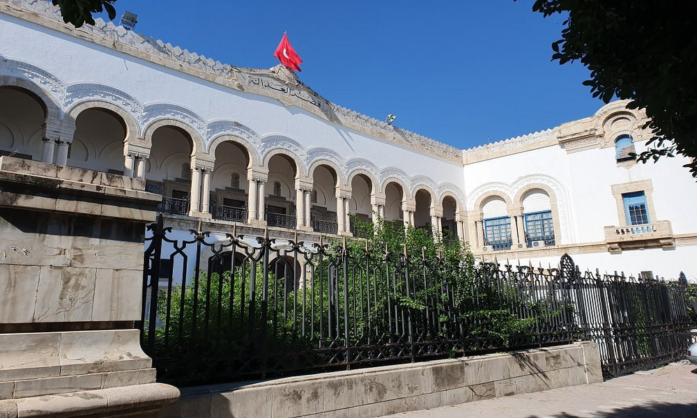 Tunisie : report du procès de Youssef Chahed et Mehdi Ben Gharbia