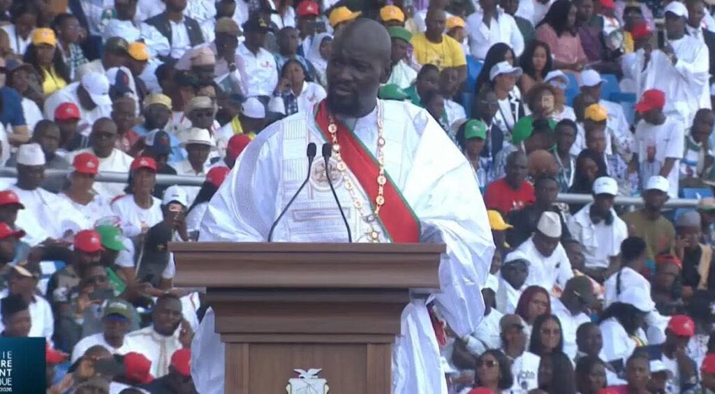Investi, Doumbouya promet une « Guinée de paix et de prospérité »