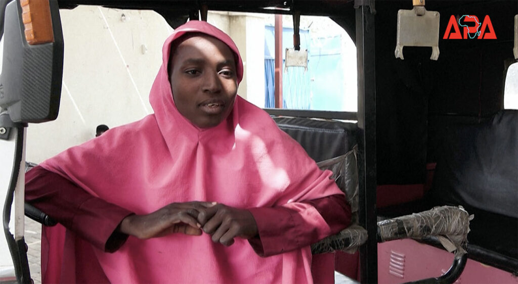 Les conductrices de pousse-pousse défient les normes dans une ville conservatrice du Nigeria