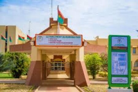 Burkina: le Parlement adopte la Charte de la Révolution