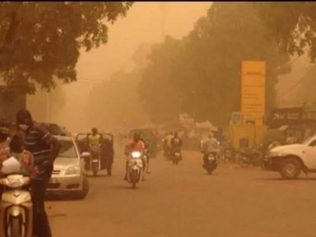 Ouagadougou enveloppée sous une épaisse nappe de poussière