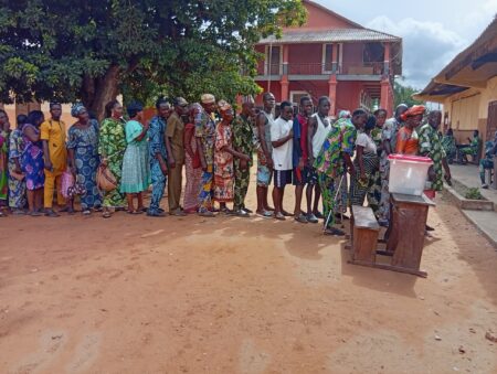 Bénin/présidentielle: affluence soutenue à la mi-journée