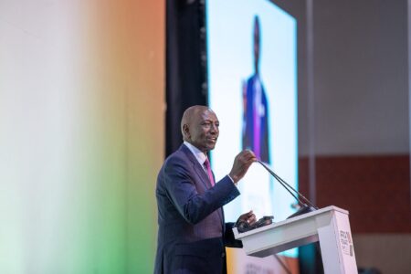 Ruto appelle à une Afrique-France sans «dépendance ni extraction»
