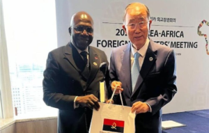 Le chef de la diplomatie angolaise rencontre Ban Ki-Moon à Séoul