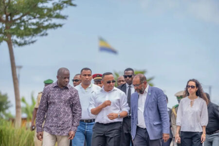 Le président malgache salue les réformes au Gabon
