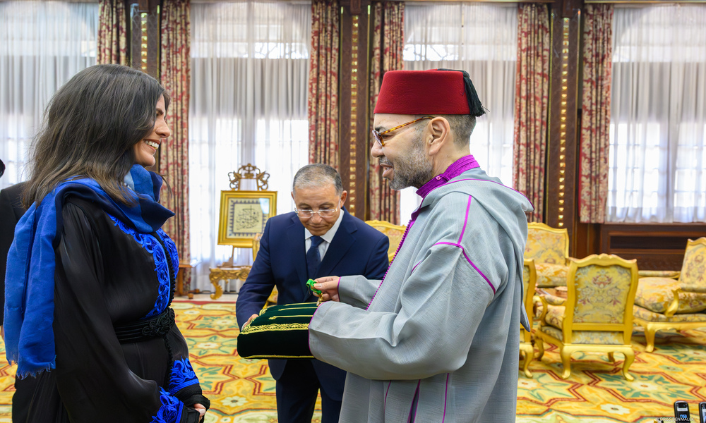 Le Roi décore Nawal Sfendla après son exploit sur l’Everest