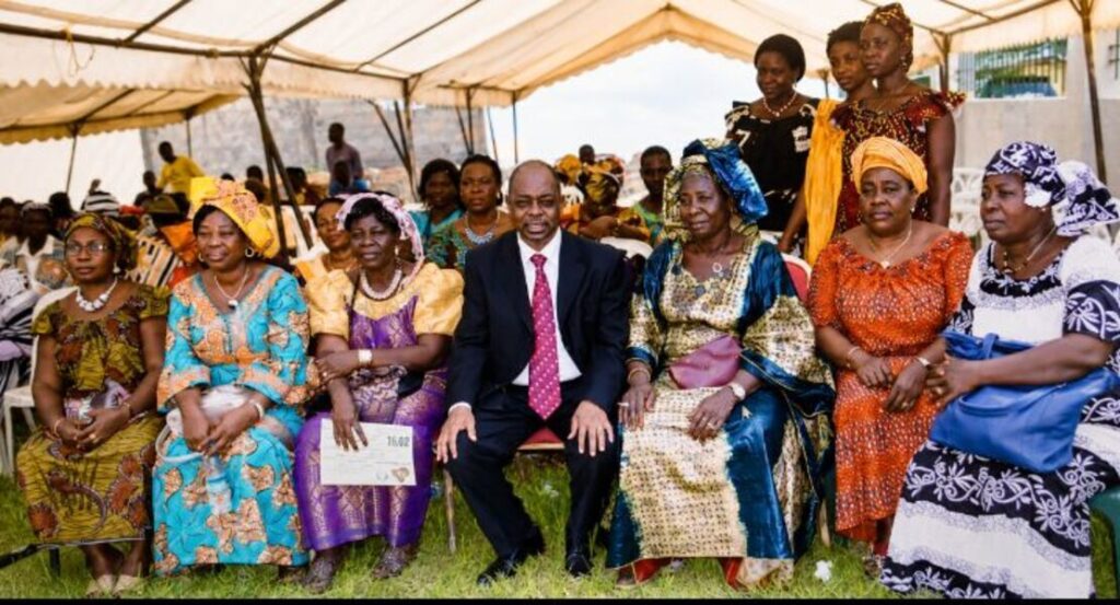 Appui financier de APR, un parti, à des femmes à Abidjan