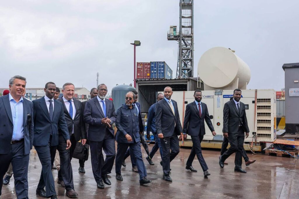 Somalie : Hassan Sheikh Mohamoud inspecte le port de Mogadiscio