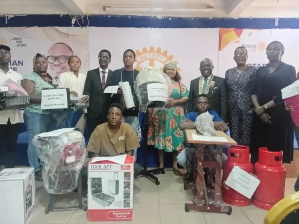 First Bank et le Rotary dotent 140 Nigérians de kits de démarrage