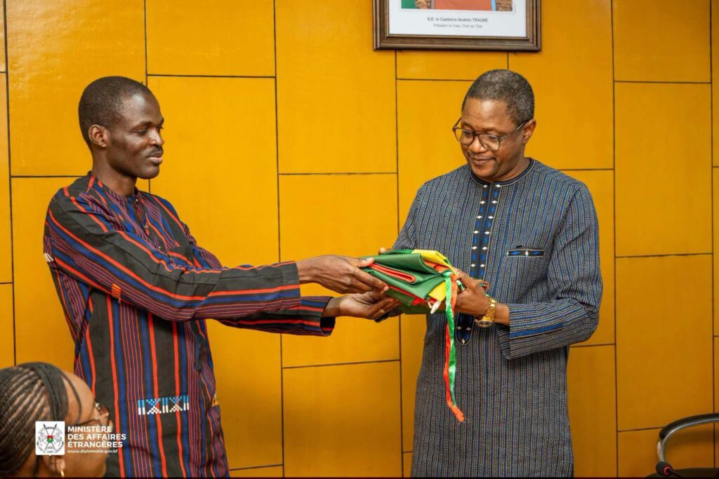 Les diplomates burkinabè rentrent de Paris
