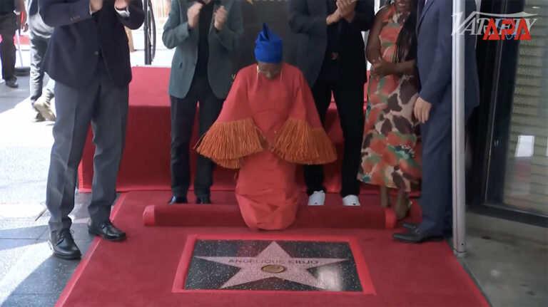 Angélique Kidjo reçoit une étoile sur le Hollywood Walk of Fame