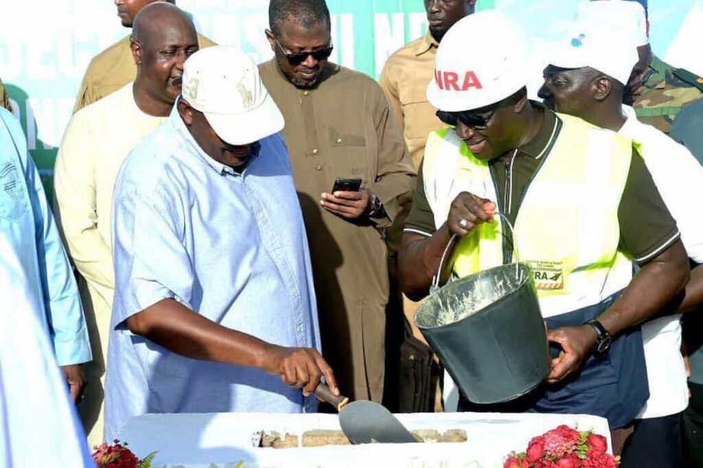 Adama Barrow lance un vaste programme routier de plus de 360 km