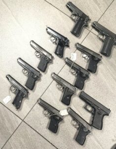 Afrique du Sud : 140 armes saisies chez un homme d’affaires à Mthatha